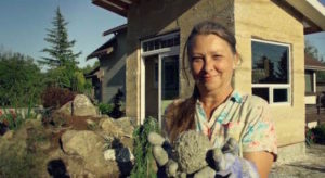 Washington State Grandmother Defies Expectations About Retirement, Builds Her Own Timy Hemp House