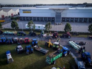 Farmers blockade supermarket distribution in protest at sustainability policy